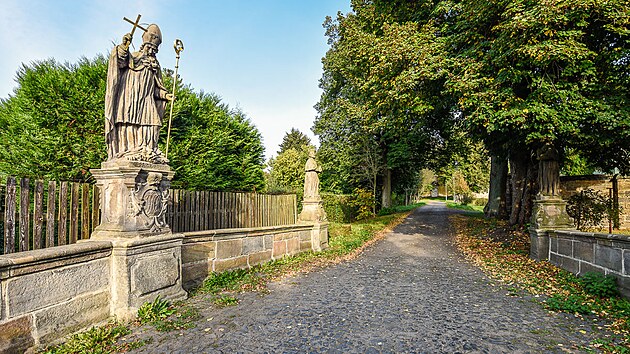 Kltern most v Zkupech se sochami svatch. Mostu si mnoz ani nevimnou, protoe byl postaven pes star koryto Svitavky, kter nyn proud asi o sto metr vedle.