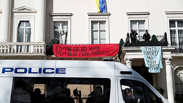 Skupina squater v Londn na protest proti rusk invazi na Ukrajinu obsadila dm patc ruskmu miliardi Olegu Dripaskovi. (14. bezna 2022)