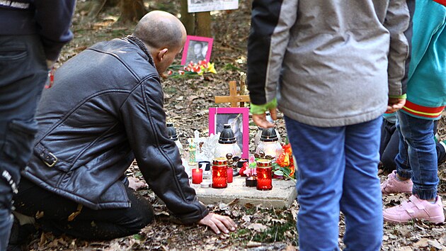 Příbuzní a přátelé vytvořili v lese u Chotěboře pomníček muži, kterého Balog ubodal. (19. března 2022).