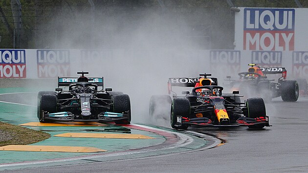 Max Verstappen z Red Bullu (vpravo) jede ped Lewisem Hamiltonem z Mercedesu.