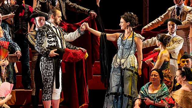 �ukasz Golinski (Escamillio) a Nana Dzidziguri (Carmen) v inscenaci Bizetovy Carmen v N�rodn�m divadle