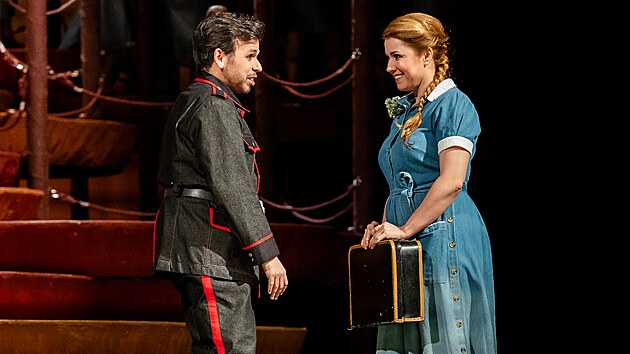 Kateřina Kněžíková (Micaela) a Luis Gomes (Don Jose) v inscenaci Bizetovy Carmen v Národním divadle