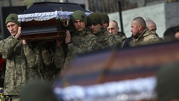 Lvov: Pohebn obad vnovan tyem ukrajinskm vojkm, kte zahynuli po ruskm toku na vojenskou zkladnu Javoriv (15. bezna 2022)