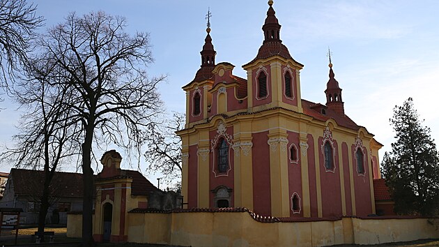 Kostel je zasvcen svatmu Vclavovi. Od roku 1964 je chrnn jako kulturn pamtka, byl postaven v baroknm slohu v letech 17351737.