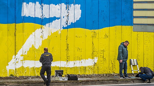 Kriminalist ohledvaj stopy kolem velkho psmene Z, kter se objevilo na zdi lemujc prtah mstem Teplice naten v barvch ukrajinsk vlajky.