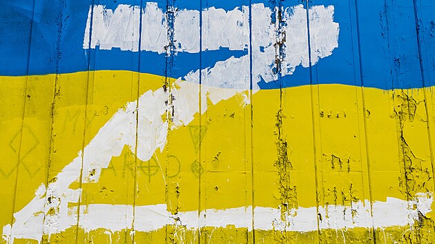 Velké písmeno Z se objevilo na zdi lemující průtah městem Teplice natřené v barvách ukrajinské vlajky.