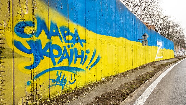Velk psmeno Z se objevilo na zdi lemujc prtah mstem Teplice naten v barvch ukrajinsk vlajky.