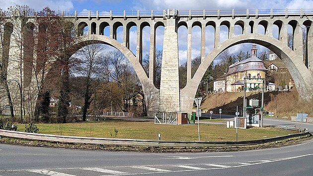 Strnovsk viadukt je impozantnm technickm dlem. Od jeho vstavby brzy uplyne 100 let.