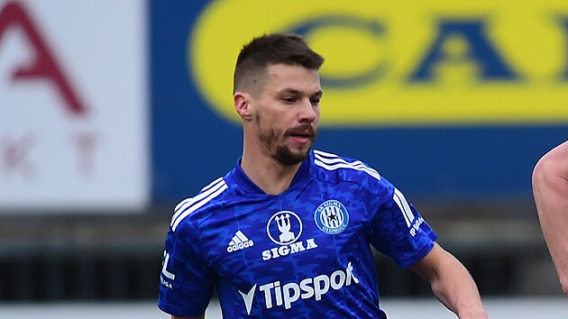 Olomouck� Jan Navr�til (vpravo) odehr�v� m�� p�ed Danielem Mare�kem z Bohemians.