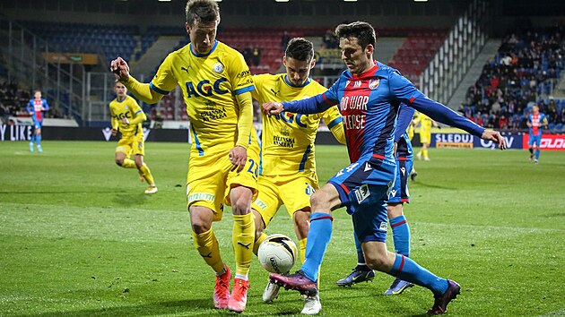 Plze�sk� obr�nce Milan Havel se sna�� prob�t s m��em mezi Luk�em Mare�kem (vlevo) a V�clavem Pro�kem z Teplic.