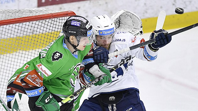 Pedkolo play off hokejov extraligy - 3. zpas: BK Mlad Boleslav - HC koda Plze. Zleva v pedbrankovm souboji Maris Bievskis z Mlad Boleslavi a Filip Such z Plzn