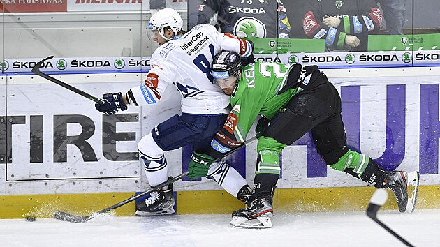 Pedkolo play off hokejov extraligy - 3. zpas: BK Mlad Boleslav - HC koda Plze. Zleva Jan Schleiss z Plzn a Milo Kelemen z Mlad Boleslavi