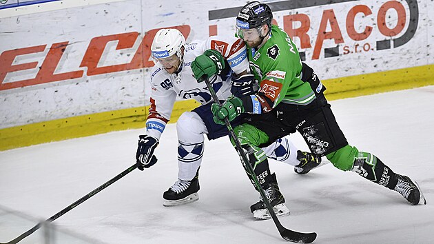 Pedkolo play off hokejov extraligy - 3. zpas: BK Mlad Boleslav - HC koda Plze. Zleva Ludwig Blomstrand z Plzn a Ondej Najman z Mlad Boleslavi