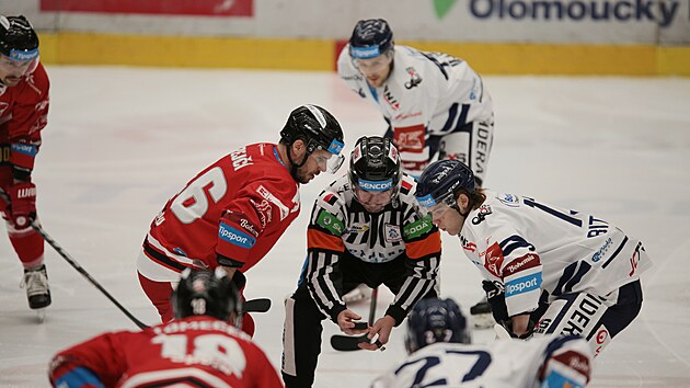 Předkolo play off hokejové extraligy - 3. zápas: HC Olomouc - HC Vítkovice Ridera. Vlevo David Krejčí z Olomouce a vpravo Samuel Bitten z Vítkovic při vhazování