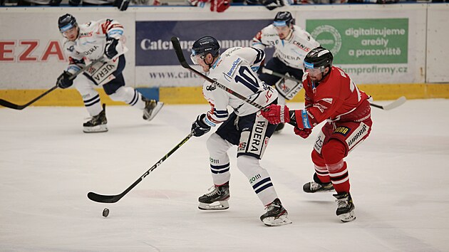 Pedkolo play off hokejov extraligy - 3. zpas: HC Olomouc - HC Vtkovice Ridera. Zleva Robert Flick z Vtkovic a Vilm Burian z Olomouce