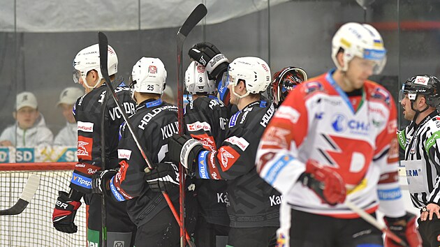 Předkolo play off hokejové extraligy - 3. zápas: HC Energie Karlovy Vary - HC Dynamo Pardubice. Hokejisté Karlových Varů se radují ze vstřelené branky.