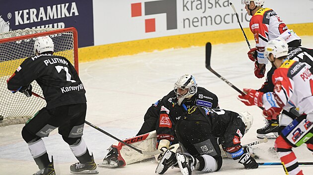 3. zpas pedkola play off hokejov extraligy, Karlovy Vary - Pardubice. Pardubick kanonr Robert ka (vzadu v blm) dv vtzn gl v prodlouen.