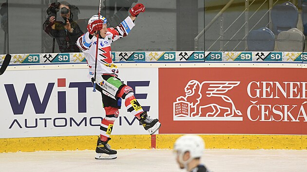 3. zpas pedkola play off hokejov extraligy, Karlovy Vary - Pardubice. Pardubick snajpr Robert ka dv vtzn gl v prodlouen a slav.