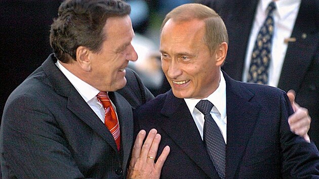 Tehdejší německý kancléř Gerhard Schröder a ruský prezident Vladimir Putin v roce 2004