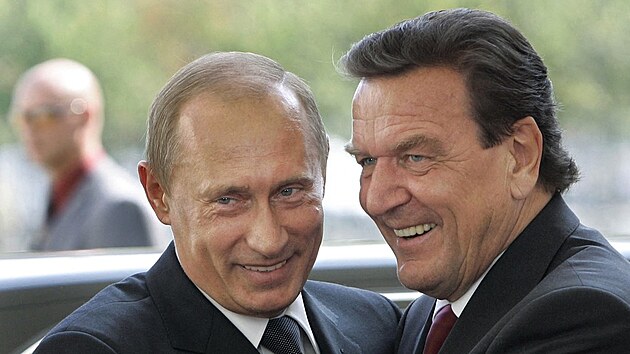 Tehdejší německý kancléř Gerhard Schröder a ruský prezident Vladimir Putin v roce 2005