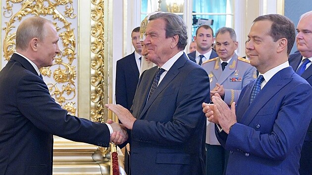 Bývalý německý kancléř Gerhard Schröder a ruský prezident Vladimir Putin na prezidentově inauguraci v roce 2018