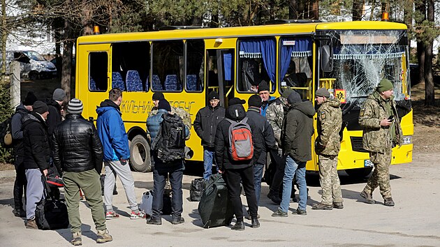 Autobus po ruskch tocch na vojensk letit v Javorov nedaleko polskch hranic (13.03.2022)