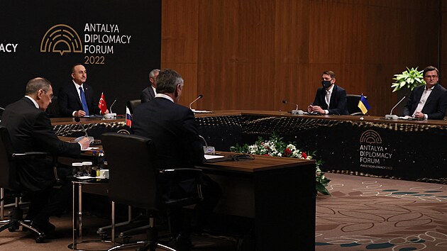 Ministi zahrani Ruska a Ukrajiny Sergej Lavrov a Dmytro Kuleba se seli k jednn v tureck Antalyi. (10. bezna 2022)