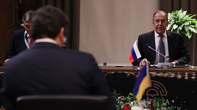 Schze ministr zahrani Ruska a Ukrajiny Sergeje Lavrova (vpravo) a Dmytra Kuleby. (10. bezna 2022)