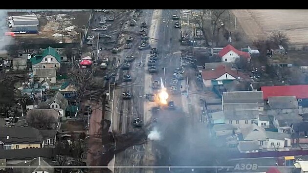 Znien tanky na pedmst Brovary v Kyjevsk oblasti na Ukrajin (10. bezna 2022)