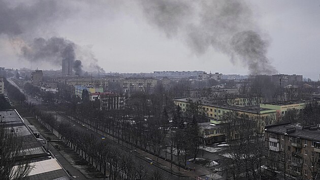 Rusk jednotky v ukrajinskm Mariupolu osteluj civiln obyvatelstvo, kter se sna z oblasti evakuovat. (9. bezna 2022)