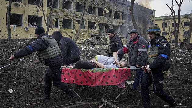 Rusk jednotky v ukrajinskm Mariupolu osteluj civiln obyvatelstvo, kter se sna z oblasti evakuovat. Pi nletu utrpla zsah i dtsk nemocnice a porodnice. (9. bezna 2022)