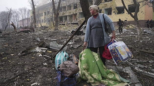 Rusk jednotky v ukrajinskm Mariupolu osteluj civiln obyvatelstvo, kter se sna z oblasti evakuovat. Pi nletu utrpla zsah i dtsk nemocnice a porodnice. (9. bezna 2022)