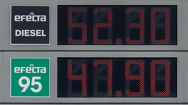 Cena pohonných hmot v R raketov roste. erpací stanice Benzina v Praze. (10....