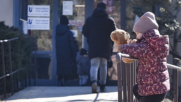 Ukrajinsk holika ekajc ped jihlavskm adem prce, kde se tvoily nrazov del fronty uprchlk z vlkou postien Ukrajiny, kte se sem pili zaregistrovat nebo zde hledat prci. (14. bezna 2022)