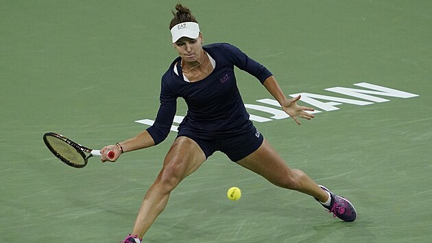 Veronika Kudrmtovov hraje forhend ve druhm kole turnaje v Indian Wells.