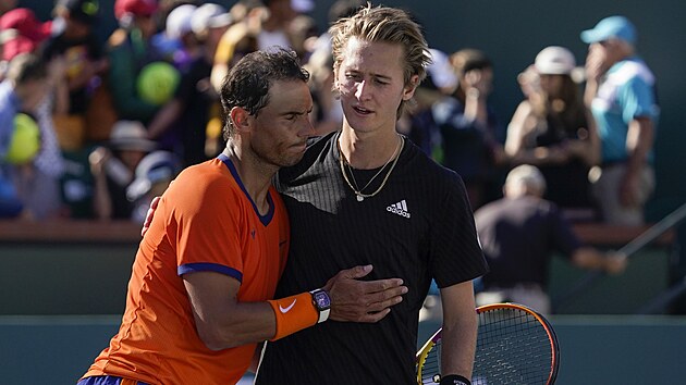 Amerian Sebastian Korda (vpravo) gratuluje panlu Rafaelu Nadalovi k postupu do tetho kola turnaje v Indian Wells.