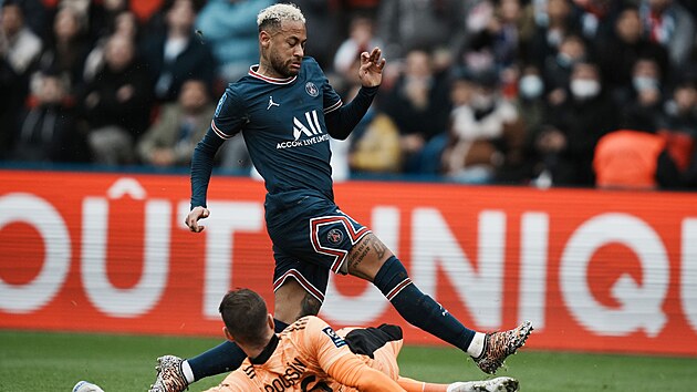 Brank Gaetan Poussin (Bordeaux) vletl pod nohy Neymarovi z PSG.