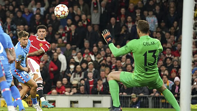 Jadon Sancho (Manchester United) střílí na bránu Atlétika Madrid.