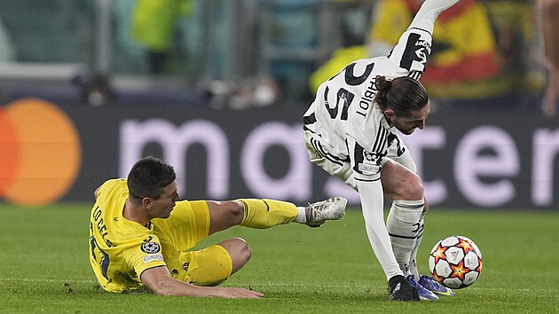 Adrien Rabiot z Juventusu se sna udret rovnovhu po srce s Giovanim Lo Celsem z Villarrealu