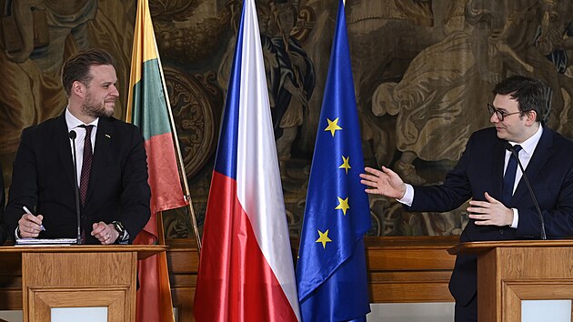 Ministi zahrani R a Litvy Jan Lipavsk a Gabrielius Landsbergis vystoupili na tiskov konferenci po spolenm jednn (17. bezna 2022).