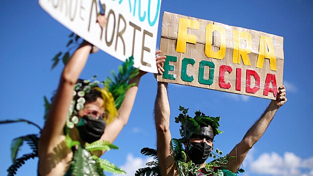 Ekologit demonstranti protestuj proti krokm brazilskho prezidenta Bolsonara, kter tla na dal deforestaci zem a na roziovn tby na pd domorodc. Jeho kroky oznauj za ekocidu.(9. bezna 2022)