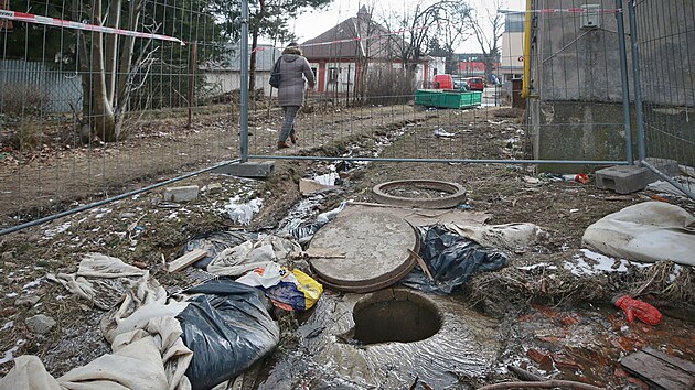 Po Jetdsk ulici v Liberci tee voda z prasklho zatrubnn potoka.