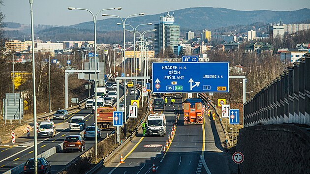 Na frekventovanm prtahu Libercem zaaly vera opravy dvou most