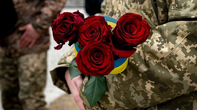 Ukrajint vojci se lou s padlmi, kte zemeli pi bojch s ruskmi vojky. (16. bezna 2022)