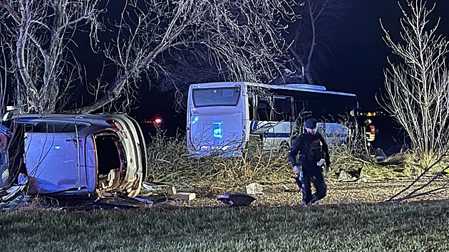 Srážka autobusu a osobního auta v pražských Satalicích. (14. března 2022)