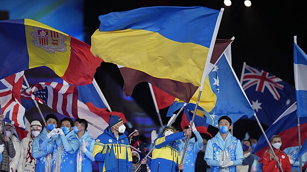 Slavnostn zakonen paralympijskch her v Pekingu. Ukrajinskou vlajku nese Vitalij Lukjannko.