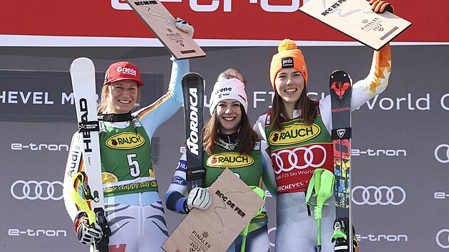 Trio nejlepch ve finlovm slalomu sezony. Zleva: Lena Drrov, Andreja Slokarov a Petra Vlhov.