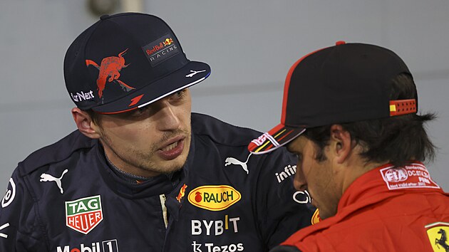 Max Verstappen z Red Bullu mluv se Sergiem Perezem po kvalifikaci na Velkou cenu Bahrajnu.