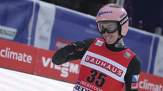 Rakuan Stefan Kraft po finlovm kole let na lych v Oberstdorfu.
