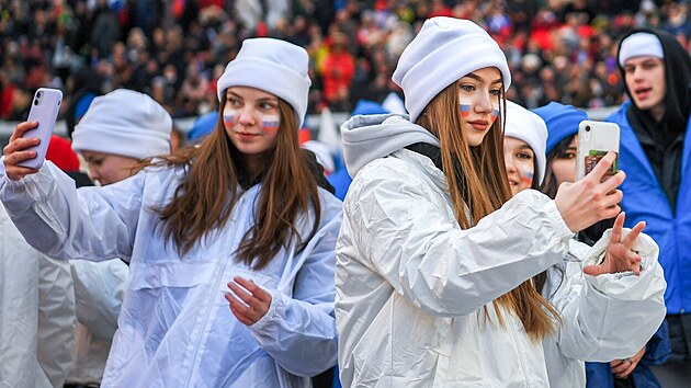 Rusov� slav� v�ro�� anexe Krymu. Sn�mek poch�z� z Moskvy. (18. b�ezna 2022)